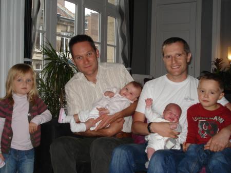 Deux hommes et plein de couffins