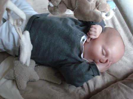 Papa et Maman trouvent que c'est dr�lement reposant que je trouve mon pouce tout seul !