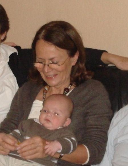 Dans les bras de la Marraine de Maman